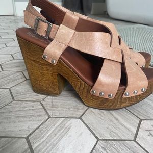 Kirk-ease original sandal, very clean . So comfortable heel 4” platform 1”.